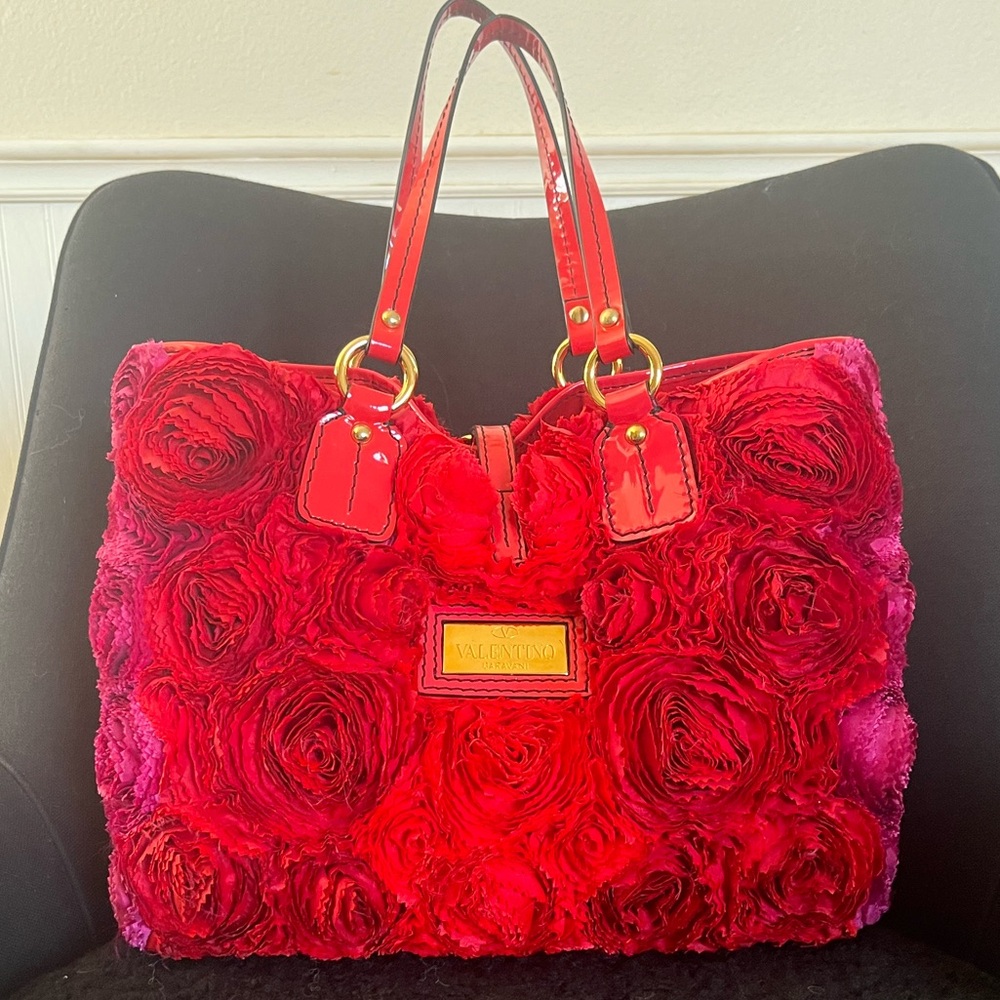 VALENTINO GARAVANI
Patent Floral Applique Tote Bag